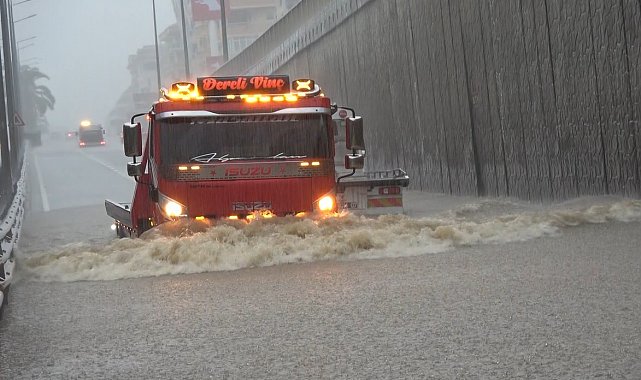 Alanya'da sağanak yağış trafiği felç etti