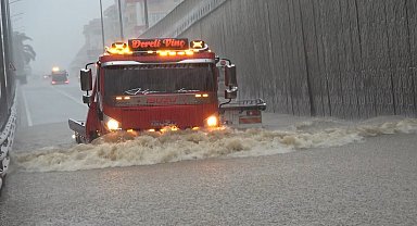 Alanya'da sağanak yağış trafiği felç etti