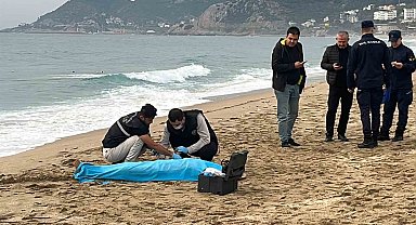 Alanya'da sahilde bir kadın ölü bulundu