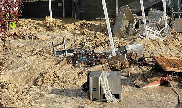 Alanya'da taşan dere 5 yıldızlı otelin sahildeki kafesini yıktı