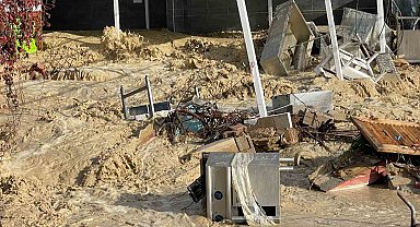 Alanya'da taşan dere 5 yıldızlı otelin sahildeki kafesini yıktı