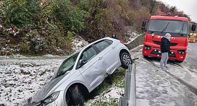 Alaplı'da otomobil yoldan çıktı