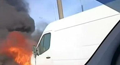 Alev alan servis minibüsü küle döndü