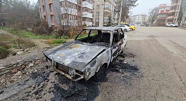 Alev topuna dönen otomobilden geriye demir yığını kaldı
