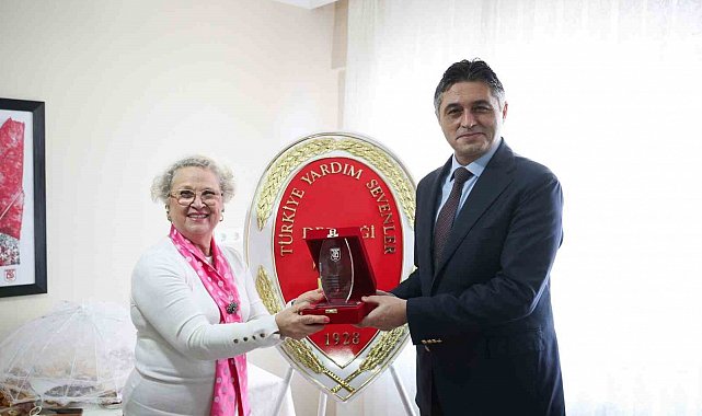 Aliağa Belediye Başkanı Serkan Acar'a desteklerinden dolayı plaket
