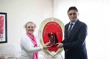 Aliağa Belediye Başkanı Serkan Acar'a desteklerinden dolayı plaket