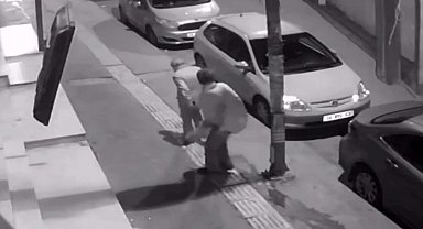 Alkollü kadın, yaşlı adamı öldüresiye dövdü: o anlar kamerada