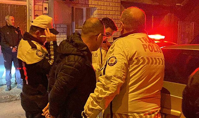 Alkollü sürücü 2 araca çarparak kaçtı, yakalanınca ekiplere zor anlar yaşattı