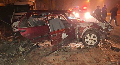 Alkollü sürücü sollama yaparken duvara çarptı: 3 yaralı