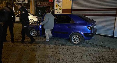 Alkolün etkisi ile araçta sızdı, vatandaşlar hayatından endişe etti