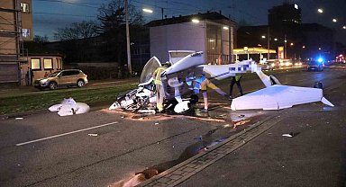Almanya'da caddeye acil iniş yapan küçük uçak trafik levhasına çarptı: 3 yaralı