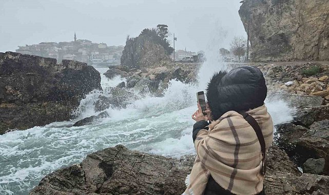 Amasra'da dalga boyu 3 metreye ulaştı