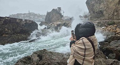 Amasra'da dalga boyu 3 metreye ulaştı