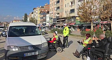 Amasya'da polis, sürücüleri engelli vatandaşlar için durdurdu