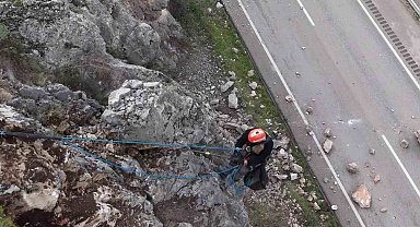 Amasya'da riskli kaya parçaları sökülerek yola düşürüldü, hummalı çalışma dronla görüntülendi