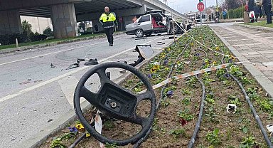 Ambulansa yol verme kazasında ortalık savaş alanına döndü, kaza anı güvenlik kamerasına yansıdı