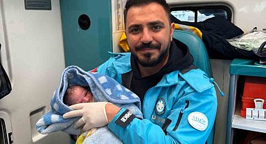 Ambulansta doğum yapan anne bebeğine sağlık personelinin adını verdi