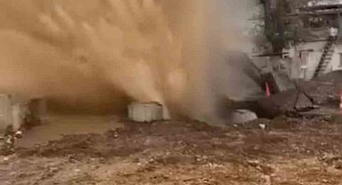 Ana su hattında yaşanan patlamada su metrelerce havaya fışkırdı