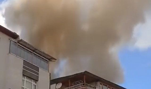 Ankara'da binanın çatısı alev alev yandı