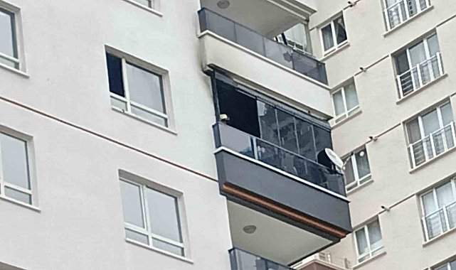 Ankara'da ev yangınında mahsur kalan anne ile oğlu kurtarıldı