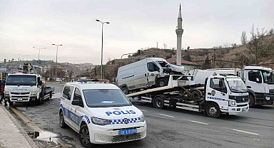 Ankara'da hafif ticari araç ile otomobil çarpıştı: 1 ölü, 3 yaralı