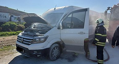 Antakya'da seyir halindeki minibüste korkutan yangın