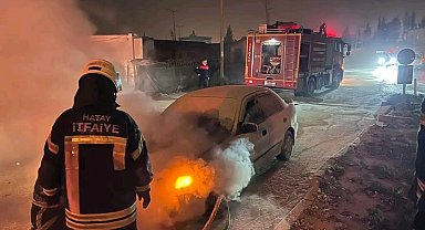Antakya'da yanan otomobilde hasar oluştu