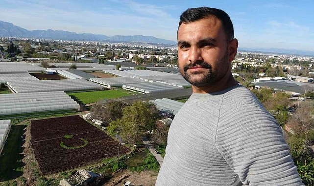 Antalya'da çiftçiler 1,5 dönümlük tarlaya 13 bin marulla Türk bayrağı deseni oluşturdu