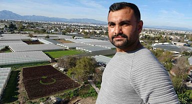 Antalya'da çiftçiler 1,5 dönümlük tarlaya 13 bin marulla Türk bayrağı deseni oluşturdu