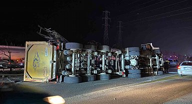 Antalya'da EDS direğine çarpan tır devrildi: 2 yaralı