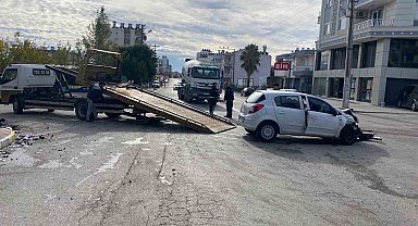 Antalya'da hafif ticari araç ile otomobil kavşakta çarpıştı: 4 yaralı