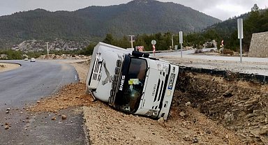 Antalya'da kamyon devrildi, sürücü yaralandı