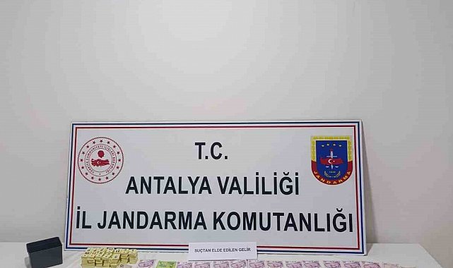 Antalya'da mahalle muhtarı kumar oynatırken yakalandı