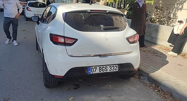 Antalya'da park halindeki otomobile çarpan motosikletli yaralandı