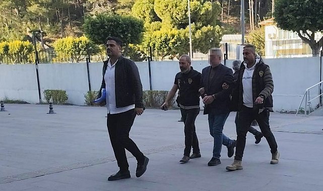Antalya'da sahibi olduğu markette tartıştığı 2 kişiyi öldüren cinayet zanlısı adliyeye sevk edildi