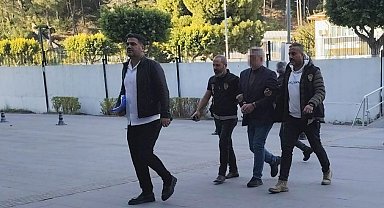 Antalya'da sahibi olduğu markette tartıştığı 2 kişiyi öldüren cinayet zanlısı adliyeye sevk edildi