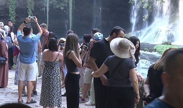 Antalya'nın simgelerinden Düden Şelalesi, 2025'te yaklaşık 900 bin ziyaretçiyi ağırladı