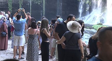 Antalya'nın simgelerinden Düden Şelalesi, 2025'te yaklaşık 900 bin ziyaretçiyi ağırladı