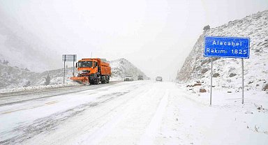 Antalya'ya kar yağışı aralıklarla devam ediyor