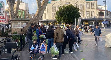 Antalyalı çiftçi ürünlerin çöpe dökülmesine tepki olarak 200 marulu ücretsiz dağıttı