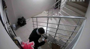 Apartmandan ayakkabı hırsızlığı kameraya yansıdı