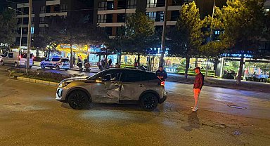 Araca yandan çarpan motosikletli yaralandı