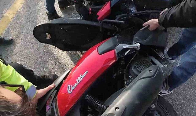 Aracın altında sıkışan motosiklet böyle çıkarıldı