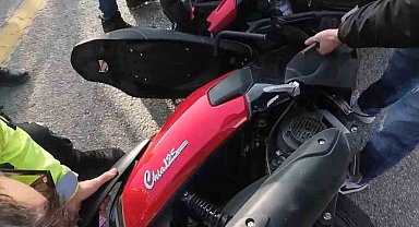 Aracın altında sıkışan motosiklet böyle çıkarıldı