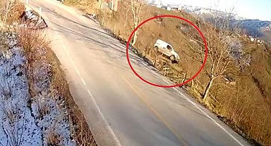 Aracıyla 30 metre yükseklikten uçan sürücü yaralandı