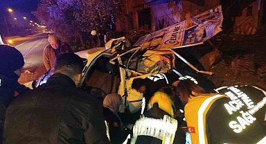 Araçta sıkışan sürücüyü itfaiye ekipleri kurtardı