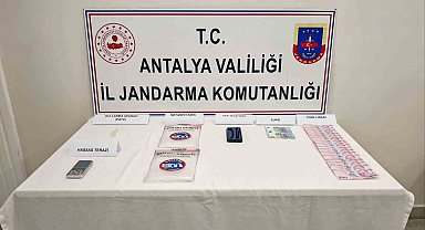 Araçta yapılan aramada 1 kilo 185 gram metamfetamin ele geçirdi