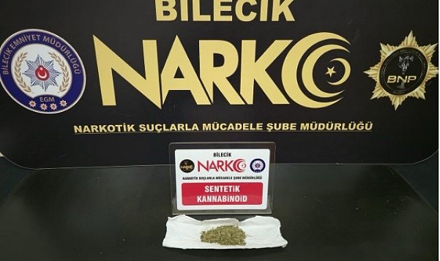 Aranan şahıs üzerinde uyuşturucuyla yakalandı