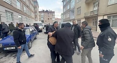 Aranan şahıs yakalanacağını anlayınca arkadaşlarıyla polise direndi