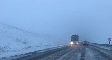 Ardahan'da kar yağışı ulaşımı aksattı